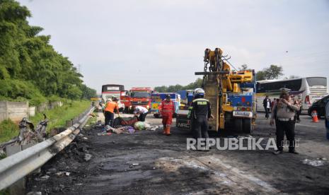 Suasana dilokasi kejadian kecelakaan di Tol Jakarta-Cikampek Km 58, Karawang, Jawa Barat, Senin (8/4/2024). Kecelakaan yang terjadi di jalur contraflow tersebut melibatkan dua minibus dan sebuah bus yang mengakibatkan 9 orang tewas dan 2 orang luka berat.