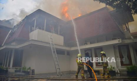 Petugas damkar berusaha memadamkan api yang membakar sebuah rumah mewah di kawasan Menteng, Jakarta, Selasa (9/7/2024). Petugas damkar menerima informasi kebakaran tersebut sekitar pukul 16.05 WIB. Sejauh ini petugas mengerahkan tujuh mobil pamadam kebakaran, termasuk dua mobil pompa untuk mengatasi kebakaran tersebut. Belum diketahui penyebab kebakaran tersebut, begitu juga dengan korban luka akibat insiden ini.