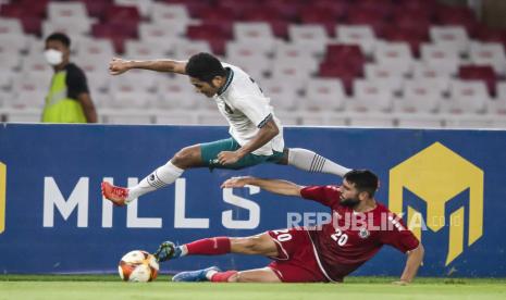 Pesepak bola Timnas Indonesia U-22 Muhammad Fajar Fathurrahman (atas) menghindari pesepak bola Timnas Lebanon U-22 Abdul Razzak Dakramanji (bawah) dalam laga uji coba internasional kedua di Stadion Utama Gelora Bung Karno (SUGBK), Senayan, Jakarta, Minggu (16/4/2023). Timnas Indonesia U-22 kalahkan Timnas Lebanon U-22 dengan skor 1-0. 