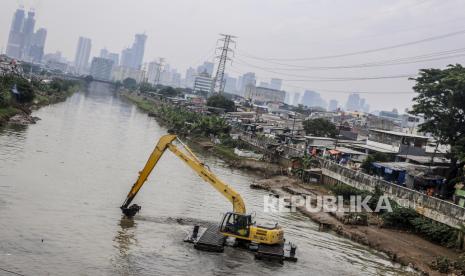 Petugas Dinas Sumber Daya Air menggunakan alat berat untuk mengeruk sampah bercampur lumpur di aliran Banjir Kanal Barat, Jakarta, Senin (12/10). Pemerintah Provinsi DKI Jakarta terus melakukan pengerukan aliran sungai dari lumpur dan sampah untuk mencegah pendangkalan dan mengantisipasi banjir saat musim hujan. Republika/Putra M. Akbar