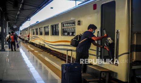 PT Kereta Api Indonesia (Persero) atau KAI menyiapkan voucher untuk menggratiskan tiket kereta api (KA) bagi guru dan tenaga kesehatan (nakes) dalam menyambut Hari Pahlawan pada 10 November 2020. Kepala Humas KAI Daop 1 Jakarta Eva Chairunisa mengatakan terdapat syarat dan ketentuan tertentu untuk mendapatkam voucher tersebut. 