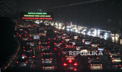 Sejumlah kendaraan memadati ruas jalan Tol Jagorawi, Cibubur, Jakarta Timur, Selasa (27/10/2020). Menjelang cuti bersama serta libur panjang Maulid Nabi Muhammad SAW, ruas jalan Tol Jagorawi terpantau padat karena banyaknya warga yang berlibur dan berpergian ke luar kota.