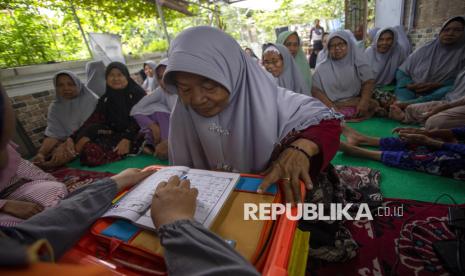 Warga lanjut usia (lansia) belajar mengaji saat mengikuti Pesantren Ramadhan Lansia di Desa Tegalurung, Indramayu, Jawa Barat, Selasa (11/3/2025).  Pesantren kilat yang digelar Saung Belajar Lansia itu diikuti puluhan warga lansia untuk mengisi waktu selama Ramadhan dengan belajar mengaji dan wawasan hukum Islam yang berkaitan dengan kehidupan sehari-hari. 