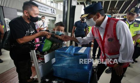 Menteri Perhubungan Budi Karya Sumadi (kanan) menyapa calon penumpang yang akan mudik ke Sumatera Barat di Terminal 1 Bandara Soekarno Hatta, Tangerang, Banten, Ahad (24/4/2022). Selain menyapa penumpang Menhub juga memastikan kesiapan penunjang mudik mulai dari fasilitas bandara hingga kelaikan pesawat yang akan membawa pemudik ke kampung halaman. 