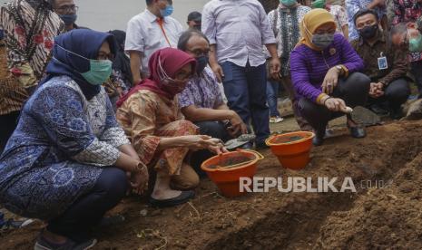 Menteri Ketenagakerjaan Ida Fauziyah (kedua kanan) didampingi Plt Bupati Pekalongan Arini Harimurti (kedua kiri) meletakkan batu pertama pembangunan sanitasi saat kunjungan kerja Penyerahan Program Padat Karya Sanitasi di Linggoasri, Kabupaten Pekalongan, Jawa Tengah, Ahad (18/10/2020). Kementerian Ketenagakerjaan bekerjasama dengan Kementerian Desa, Pembangunan Daerah Tertinggal dan Transmigrasi membangun infrastruktur sanitasi berupa fasilitas Mandi Cuci Kakus (MCK) dan sarana air bersih sebanyak 1.000 titik di seluruh Indonesia dengan 350 titik di Jawa Tengah dengan memberdayakan warga terdampak pandemi COVID-19 untuk membantu terciptanya lingkungan desa yang sehat dan bersih.