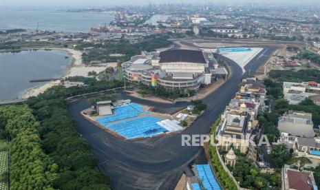 Foto udara lintasan Sirkuit Jakarta International E-Prix Circuit (JIEC) yang telah diaspal di kawasan Taman Impian Jaya Ancol, Jakarta, Rabu(13/4/2022). Pengaspalan Sirkuit Formula E sepanjang 2,4 kilometer dinyatakan telah rampung seluruhnya dan untuk penggunaannya tinggal menunggu persetujuan kelayakan dari Formula E Operation (FEO). 