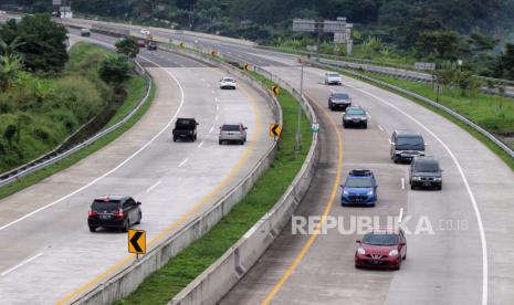 Sejumlah kendaraan melintasi Jalan Tol Bogor, Ciawi, Sukabumi (Bocimi) di Ciawi, Kabupaten Bogor, Jawa Barat, Kamis (28/4/2022). Pada H-4 Lebaran Tol Bocimi terpantau lancar. 