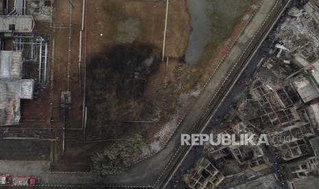 Foto udara pemukiman penduduk terdampak kebakaran di sekitar Depo Pertamina Plumpang, Koja, Jakarta Utara. Direktur Utama PT Pertamina (Persero) Nicke Widyawati menyatakan, pembangunan buffer zone atau zona penyangga yang memisahkan antara Terminal BBM atau Depo Plumpang, Jakarta Utara dengan permukiman penduduk di sekitarnya penting dilakukan saat ini.