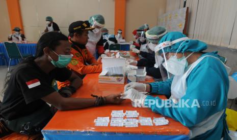 Sejumlah relawan mengikuti tes cepat (rapid test) sebelum diberangkatkan ke Kawasan Rawan Bencana (KRB) III Gunung Merapi di Kantor Badan Penanggulangan Bencana Daerah (BPBD) Kabupaten Boyolali, Jawa Tengah, Kamis (12/11/2020). Untuk tahap awal pada status Siaga Gunung Merapi, BPBD Kabupaten Boyolali mengirimkan 200 personil relawan yang memiliki keahlian dalam bidang evakuasi, dapur umum, komunikasi dan logistik.