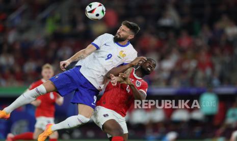 Pemain Prancis Olivier Giroud berusaha merebut bola dari pemain Kevin Danso pada pertandingan sepak bola grup D EURO 2024 antara Austria dan Prancis, di Dusseldorf, Jerman, 17 Juni 2024.