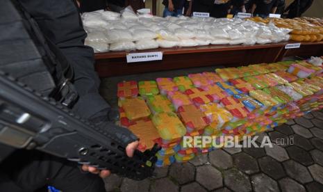 Petugas menjaga ratusan paket shabu saat konferensi pers pengungkapan penyelundupan 821 kilogram narkotika jenis shabu di Serang, Banten, Sabtu (23/5/2020). Shabu yang dikemas dalam ratusan paket rantang plastik tersebut disita dari jaringan pengedar narkoba Timur Tengah yang diselundupkan dari Iran ke Serang melalui jalur tikus Selatan Banten untuk diedarkan di Jakarta dan Surabaya