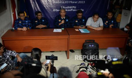 Ketua Umum Partai Rakyat Adil Makmur (PRIMA) Agus Jabo Priyono (ketiga kiri) bersama Sekjen PRIMA Dominggus Oktavianus Tobu Kiik (ketiga kanan) menyampaikan konferensi pers di Jakarta, Jumat (3/3/2023). Prima mengeklaim materi gugatan partainya yang dilayangkan ke Pengadilan Negeri Jakarta Pusat bukan merupakan sengketa pemilu melainkan menggugat KPU atas perkara perbuatan melawan hukum yang menghambat hak politik partainya serta meminta tahapan Pemilu 2024 diulang.