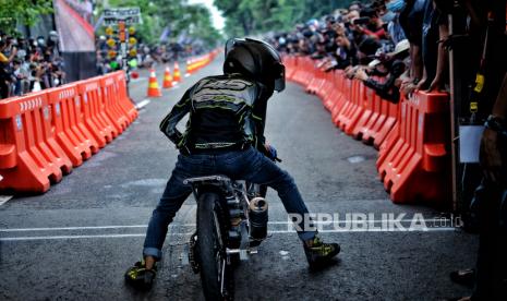 Peserta bersiap memacu sepeda motornya dalam ajang Street Race Polda Metro Jaya di Ancol, Jakarta Utara, Ahad (16/1/2022). 