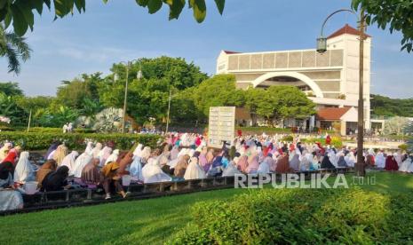 Suasana sholat Idul Fitri di Universitas Muhammadiyah Yogyakarta, Jumat (21/4/2023).