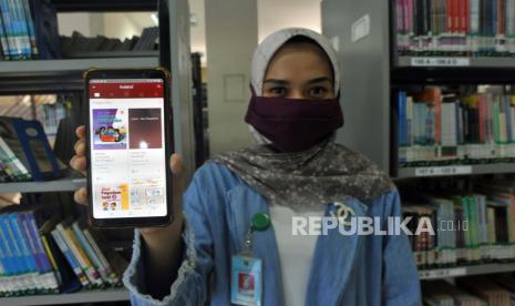 Petugas menunjukan aplikasi iSumbar Mambaco sebagai layanan pustaka digital di Perpustakaan Daerah Sumatra Barat, di Padang, Sumatra Barat, Jumat (7/8/2020). Dinas Kearsipan dan Perpustakaan Provinsi Sumatra Barat meluncurkan aplikasi pustaka digital iSumbar Mambaco untuk mempermudah masyarakat membaca buku atau mencari informasi di perpustakaan umum selama pandemi Covid-19 tanpa harus keluar rumah.