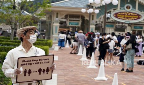 Pengeluaran rumah tangga Jepang turun dengan laju tercepat pada Mei seiring dengan tekanan terhadap konsumen untuk tetap berada di rumah guna menahan tingkat penyebaran virus corona. 