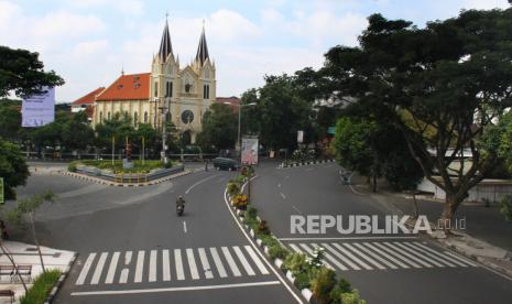 Suasana jalan yang lengang saat pemberlakuan Pembatasan Sosial Berskala Besar (PSBB) hari pertama di jalan Basuki Rahmat, Malang, Jawa Timur. Meski di tengah pandemi, sektor pariwisata menjadi penyumbang terbesar PAD Kota Batu 