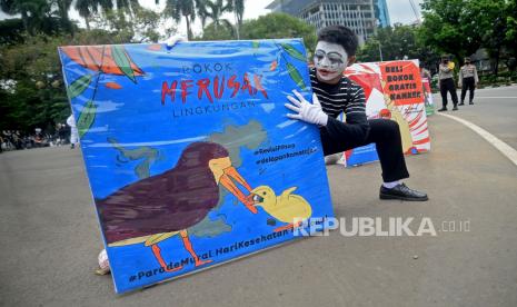 Sejumlah massa dari Koalisi Masyarakat Peduli Kesehatan (KOMPAK) melakukan aksi kreatif parade mural hari kesehatan Nasional di Kawasan Taman Patung Kuda, Jakarta, Rabu (17/11). Aksi tersebut merupakan bentuk komitmen untuk terus mendorong pemerintah membuat kebijakan yang lebih kuat guna melindungi kesehatan masyarakat khususnya anak dan remaja dari dampak rokok yang berbahaya.Prayogi/Republika