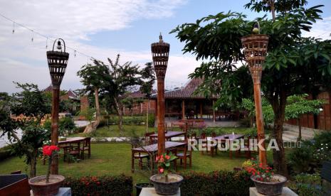 Suasana Balkondes Tuksongo saat dibuka kembali di Borobudur, Magelang, Jawa Tengah, Jumat (3/7). Balkondes Tuksongo kembali menerima kunjungan kembali pascatutup imbas pandemi Covid19. Meski belum pulih 100 persen, warga sudah mulai mengunjungi Balkondes Tuksongo. Dan ada diskon khusus jika menginap di sini. Balkondes ini merupakan Interconnecting Tourism System yang berbasis komunitas. Balai ini merupakan program sosial dari BUMN untuk membantu meningkatkan kesejahteraan ekonomi masyarakat desa yang tinggal di sekitar Candi Borobudur, di Magelang, Jawa Tengah, serta program pemberdayaan dan pengembangan SDM yang berbasis wisata.