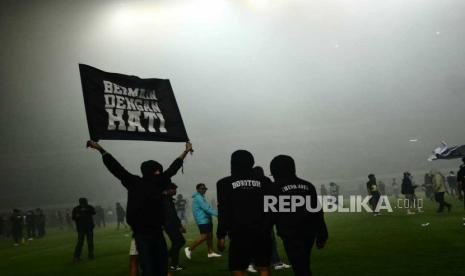 Sejumlah penonton merangsek ke dalam lapangan Gelora Bandung Lautan Api usai laga antara Persib Bandung melawan Persikabo 1973 di Bandung, Sabtu (15/4/2023). Laga terakhir Persib Bandung dipermalukan tim tamu dengan skor 1-4. Persoalan-persoalan yang selama ini terjadi liga, dinilai tak lepas dari kinerja PT LIB yang kurang optimal.