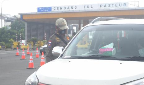 Penyekatan Tol Pasteur: Penyekatan di Tol Pasteur Menjelang Lebaran