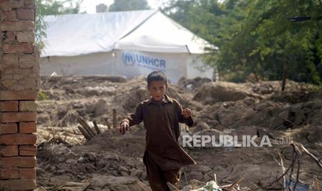  Orang-orang yang terkena banjir menunggu bantuan di tempat penampungan sementara di pinggiran distrik Dera Ismail Khan, Khyber Pakhtunkhwa, Pakistan.  Perhimpunan Perwira Muslim Departemen Kepolisian New York Amerika Serikat (AS) mengirimkan bantuan pertama untuk korban banjir Pakistan