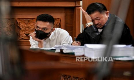 Terdakwa kasus penganiayaan terhadap David Ozora, Mario Dandy Satriyo (kiri) menjalani sidang lanjutan di Pengadilan Negeri Jakarta Selatan, Selasa (11/7/2023). Sidang tersebut beragendakan mendengarkan keterangan dari ahli pidana Ahmad Sofian yang dihadirkan oleh jaksa penuntut umum (JPU). Dalam kasus tersebut, ahli pidana menilai perbuatan yang dilakukan oleh Mario Dandy bersama Shane Lukas terhadap David Ozora sudah masuk kategori penganiayaan sejak sebelum terjadinya pemukulan dan penendangan.