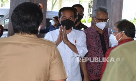 Presiden Joko Widodo (tengah) melakukan kunjungan ke hotel The Apurva Kempinski Bali di Nusa Dua, Badung, Bali, Jumat (8/10/2021). Kunjungan itu untuk meninjau dan memastikan kesiapan lokasi yang rencananya akan digunakan untuk pelaksanaan Konferensi Tingkat Tinggi (KTT) G20 di Bali pada tahun 2022.