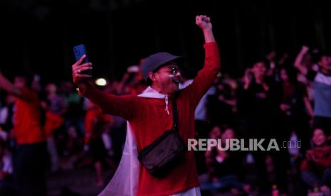 Pendukung Timnas Indonesia melakukan selebrasi saat menonton pertandingan Piala Asia U-23 melawan Iraq di kawasan Monumen Nasional (Monas) Jakarta,  Kamis (3/5/2024)