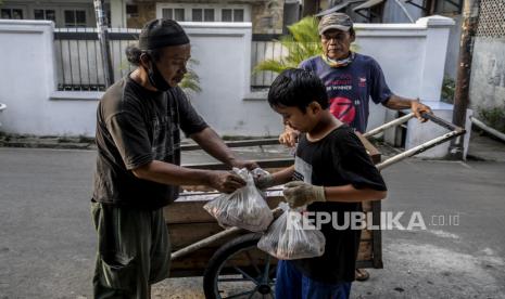 RQV Distribusikan Daging Qurban. Foto: Ilustrasi penyaluran daging qurban.