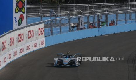 Mobil Formula E saat melakukan uji coba di Jakarta International E-Prix Circuit, Jakarta, Jumat (3/6/2022). Ajang balap Formula E seri kesembilan musim 2022 di KIEC akan diikuti 22 pembalap dari 11 tim yang berlangsung pada Sabtu 4 Juni 2022. Republika/Putra M. Akbar 