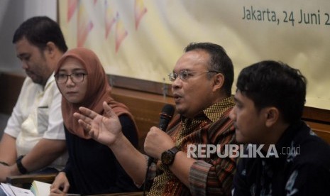 Direktur Eksekutif Komite Pemantauan Pelaksanaan Otonomi Daerah (KPPOD) Robet Endi Jaweng memaparkan hasil penelitian mengenai netralitas Aparatur Sipil Negara (ASN) dalam Pilkada serentak 2018 pada 5 lokasi, di Jakarta, Ahad (24/6).