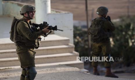 Pasukan Israel berpatroli di jalan-jalan dan mencari rumah-rumah selama operasi militer. Latihan militer akan melibatkan partisipasi ribuan tentara Israel dan personel sipil. Ilustrasi.