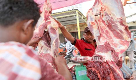 Warga Membeli daging sapi di pasar.