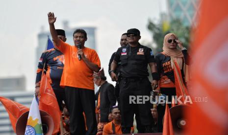 Presiden Partai Buruh dan KSPI, Said Iqbal (kedua kiri) menyampaikan orasi.