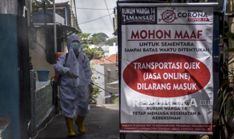 Warga menyemprotkan cairan disinfektan di area permukiman warga saat penerapan Pemberlakuan Pembatasan Kegiatan Masyarakat (PPKM) Skala Mikro di Gang Karya Laksana, Tamansari, Kota Bandung, Selasa (9/2). Pemerintah Kota Bandung memastikan Pemberlakuan Pembatasan Kegiatan Masyarakat (PPKM) akan dilanjutkan sesuai arahan pemerintah pusat yang melanjutkan PPKM Skala Mikro hingga 22 Februari guna mencegah penyebaran Covid-19 di tingkat kelurahan. 