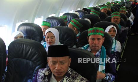 Sejumlah Jamaah Calon Haji (JCH) asal Kalimantan Barat duduk di pesawat sebelum keberangkatan di Bandara Supadio, Kabupaten Kubu Raya, Kalimantan Barat, Senin (27/5/2024). Sebanyak 2.593 calon haji dari Kalimantan Barat embarkasi Batam secara bertahap mulai diberangkatkan ke tanah suci Arab Saudi melalui Bandara Internasional Supadio Kubu Raya pada 27 Mei-1 Juni 2024.