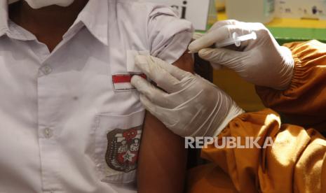 Petugas medis menyuntikkan vaksin COVID-19 kepada siswa berusia 6-11 tahun. Pelaksanaan vaksinasi Covid-19 bagi anak usia 6-11 tahun di wilayah se-Tangerang Raya terus berlangsung.(ilustrasi)