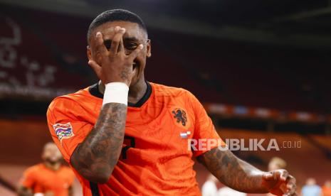 Steven Bergwijn dari Belanda merayakan gol 1-0 selama pertandingan kualifikasi grup 1 UEFA Nations League A antara Belanda dan Polandia di Johan Cruyff Arena di Amsterdam, Belanda, 04 September 2020.