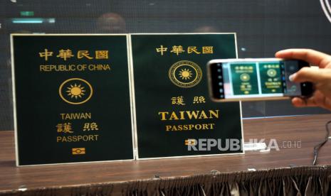  Seorang reporter menggunakan ponselnya untuk memotret fotokopi sampul paspor Taiwan (kiri) dan paspor Taiwan baru (kanan) di Taipei, Taiwan, 02 September 2020. Pada 02 September, Menteri Luar Negeri Joseph Wu mengadakan konferensi pers untuk mengumumkan bahwa Taiwan akan mengubah sampul paspornya untuk mencegah orang Taiwan disalahartikan sebagai warga negara Tiongkok saat bepergian ke luar negeri. Sampul paspor Taiwan saat ini menunjukkan judul resmi Taiwan Republik Tiongkok 