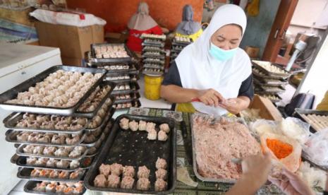 Pekerja membuat makanan dim sum berbagai rasa di UMKM rumahan kuliner dim sum Bunda Imoet Ciputat, Tangerang Selatan, Banten, selasa  8 Februari 2022. Sejak pandemi Covid-19 masuk ke Indonesia, UMKM rumahan Bunda Imoet yang membuat makanan jenis dim sum mampu bertahan hingga kini (Sufri Yuliardi)