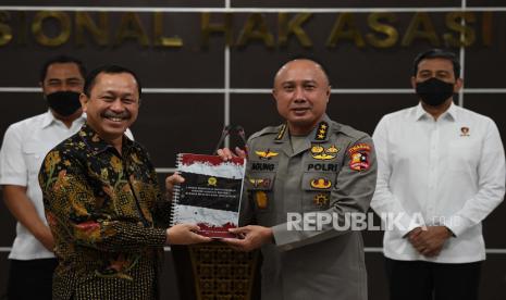 Ketua Komnas HAM Ahmad Taufan Damanik (kedua kiri) menyerahkan berkas Hasil Pemantauan dan Penyelidikan Peristiwa Penembakan Brigadir J kepada Irwasum Polri Komjen Pol Agung Budi Maryoto (kedua kanan) disaksikan Kabareskrim Komjen Pol Agus Andrianto (kiri) dan Kabaintelkam Polri Komjen Pol Ahmad Dofiri di Kantor Komnas HAM, Jakarta, Kamis (1/9/2022). Polri menyatakan akan menindaklanjuti rekomendasi dari Komnas HAM tersebut. 