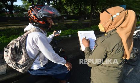 Masker Melorot Jadi Temuan Saat Penerapan PTM di Sidoarjo (ilustrasi).