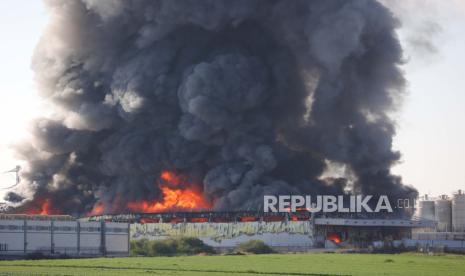 Sebuah ledakan infrastruktur di Kota Gedera, Israel menyusul serangan roket dari Gaza pada 7 Oktober 2023 lalu.