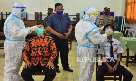 Petugas kesehatan melakukan swab test antigen kepada guru dan siswa di SMP 1 Jekulo, Kudus, Jawa Tengah, Rabu (6/10/2021). Satuan Tugas Penanganan COVID-19 setempat menggelar tes acak rapid antigen bagi guru dan siswa di sejumlah sekolahan guna pemantauan protokol kesehatan sekaligus memastikan kesehatan siswa dan guru saat pembelajaran tatap muka. 