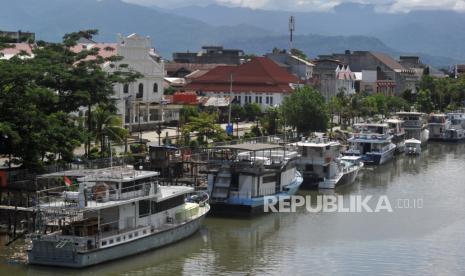 Kapal-kapal pesiar kecil bersandar di Sungai Batang Arau, Padang, Sumatra Barat, beberapa waktu lalu. Kapal-kapal yang biasanya membawa wisatawan mancanegara untuk berselancar ke Kepulauan Mentawai tersebut kini berhenti beroperasi seiring dengan ditutupnya objek wisata sejak sebulan terakhir akibat pandemi Covid-19.