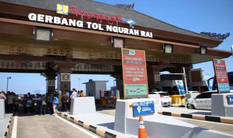 Suasana uji coba gerbang tol nirsentuh di Jalan Tol Bali Mandara.