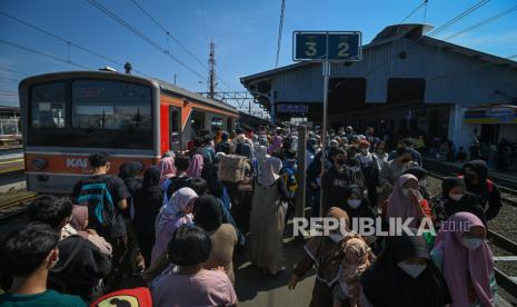 Sejumlah penumpang berjalan keluar dan masuk gerbong kereta rel listrik (KRL) Commuterline Jabodetabek di Stasiun KA Bogor, Kota bogor, Jawa Barat, Senin (24/4/2023). VP Corporate Secretary KAI Commuter Erni Sylviane Purba menyebutkan kepadatan penumpang KRL Jabodetabek sejak H+1 hingga H+2 Lebaran didominasi pengguna musiman yang memanfaatkan waktu liburnya untuk bersilaturahmi dengan kerabat ataupun berwisata ke sejumlah tempat di Jabodetabek, seperti Kota Tua, Monas, Kebun Raya Bogor, dan sejumlah obyek wisata lainnya. Antisipasi Kepadatan Penumpang KRL, KAI Ubah Rute Pemberhentian Kereta