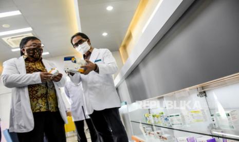 Menteri Riset dan Teknologi Bambang Brodjonegoro (kiri) berbincang dengan Direktur Utama Bio Farma Honesti Basyir (kanan) saat kunjungan kerja di Gedung Bio Farma, Jalan Pasteur, Kota Bandung, Rabu (29/7). Dalam kunjungan kerja tersebut, Menristek berkesempatan untuk meninjau pengembangan vaksin Covid-19 dalam negeri yang diberi nama Vaksin Merah Putih sekaligus mengecek kesiapan uji klinis vaksin Covid-19 di Bio Farma. Foto: Abdan Syakura/Republika