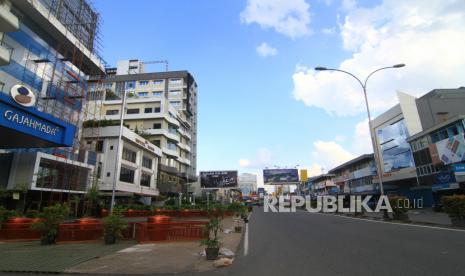 Suasana lengang dan sepi di Jalan Gajahmada Pontianak, Kalimantan Barat, Rabu (15/4/2020). Sejak dua pekan lalu hingga waktu yang belum ditentukan Pemerintah Kota Pontianak masih memberlakukan pembatasan aktivitas masyarakat di Jalan Gajahmada yang merupakan pusat bisnis dan perdagangan di Kota Pontianak guna mencegah meluasnya penyebaran pandemi COVID-19